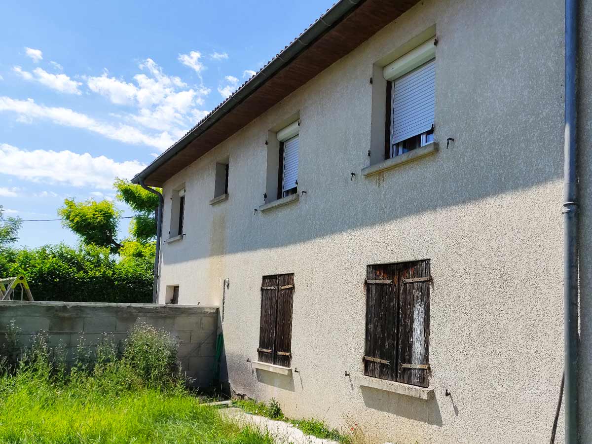 Maison avant isolation à Tignieu-Jameyzieu.