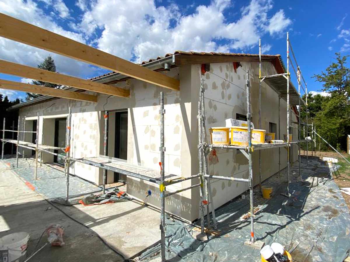 Maison pendant des travaux d'isolation extérieure à Morancé