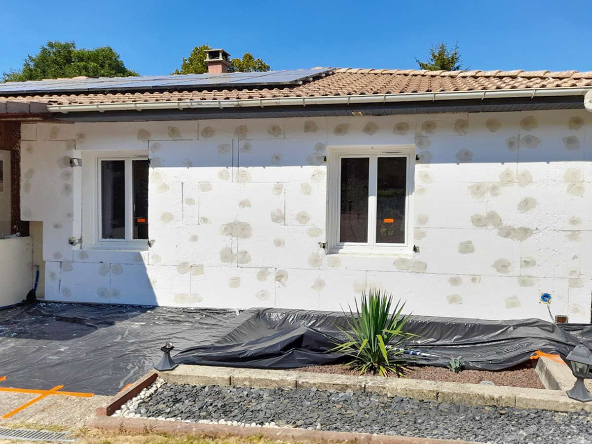 Maison situé à Sermérieu pendant des travaux d'isolation extérieure