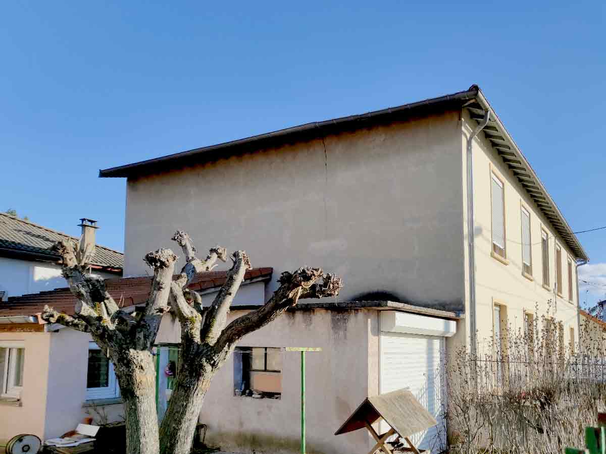 Maison avant des travaux d'isolation extérieure à Décines-Charpieu