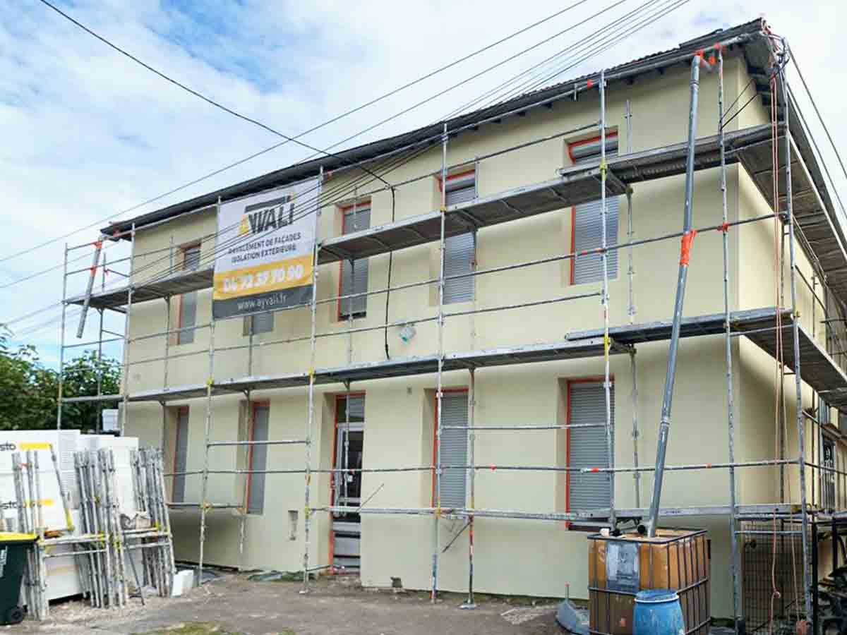 Maison pendant des travaux d'isolation extérieure à Décines-Charpieu