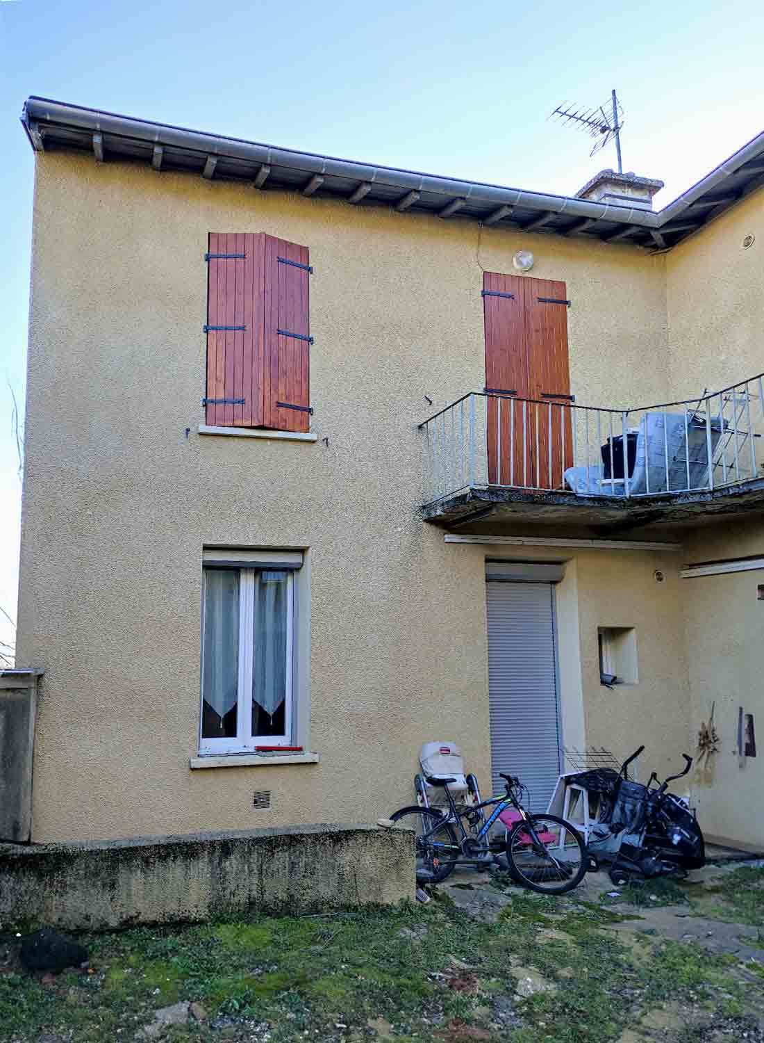 Maison avant des travaux d'isolation extérieure à Décines-Charpieu