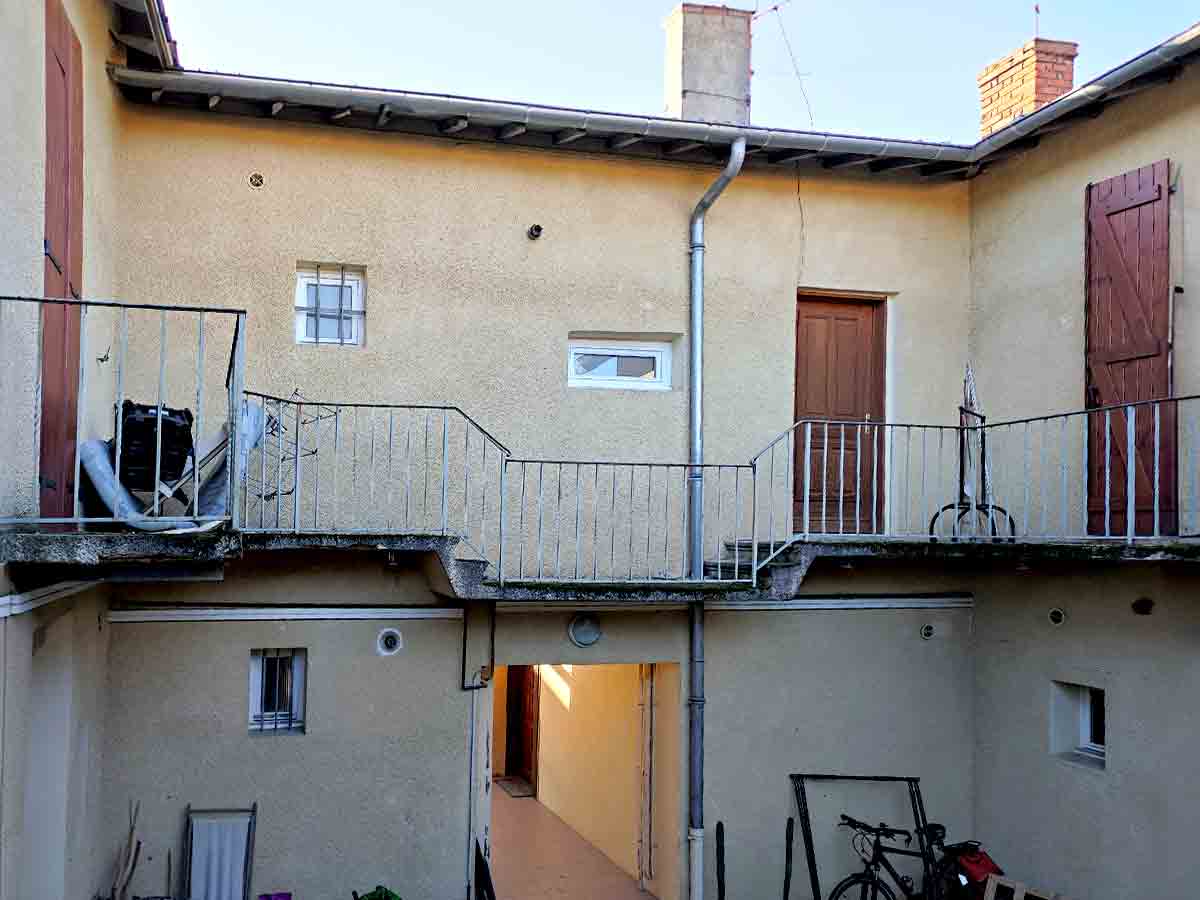 Maison avant des travaux d'isolation extérieure à Décines-Charpieu
