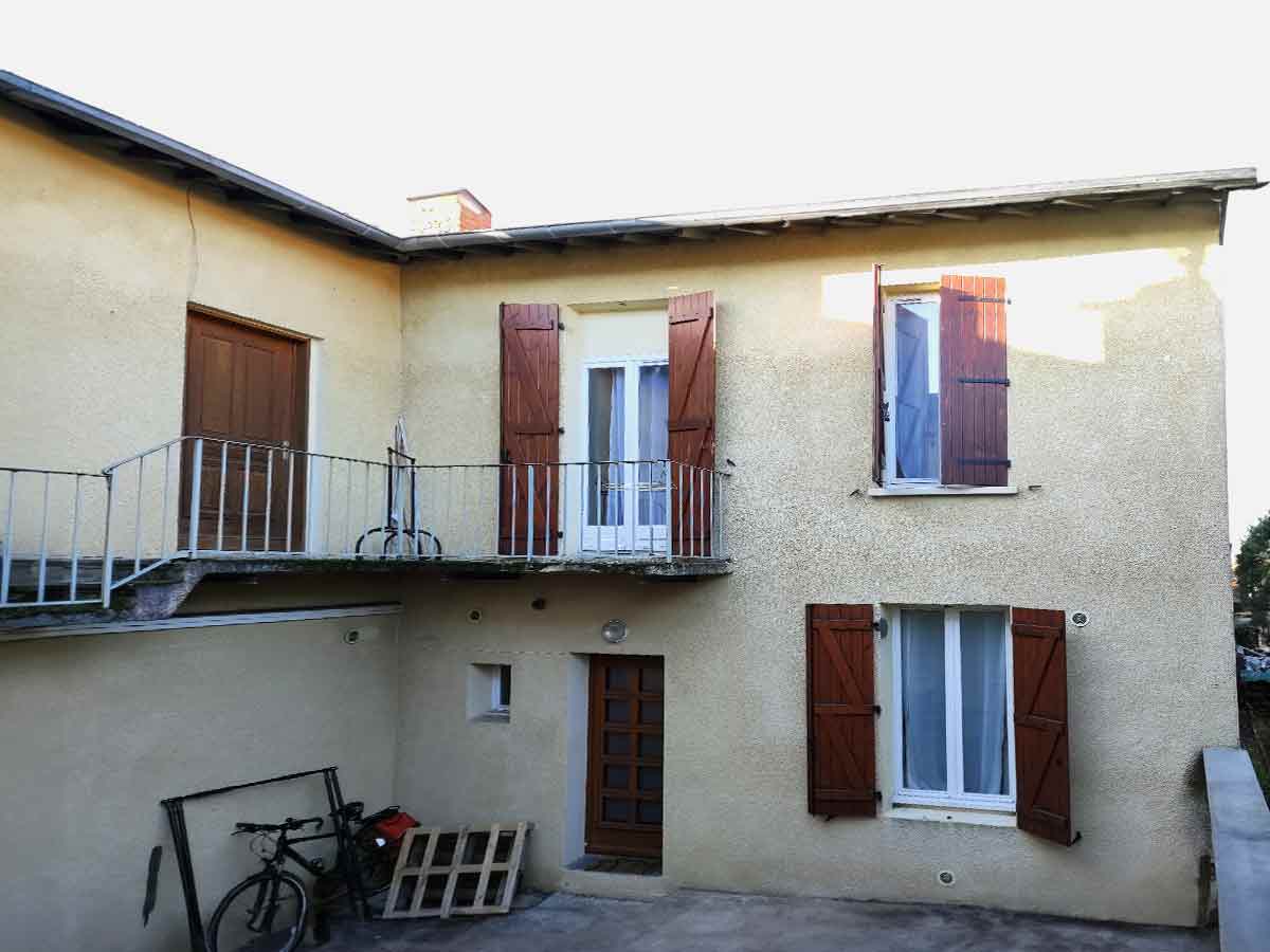 Maison avant des travaux d'isolation extérieure à Décines-Charpieu