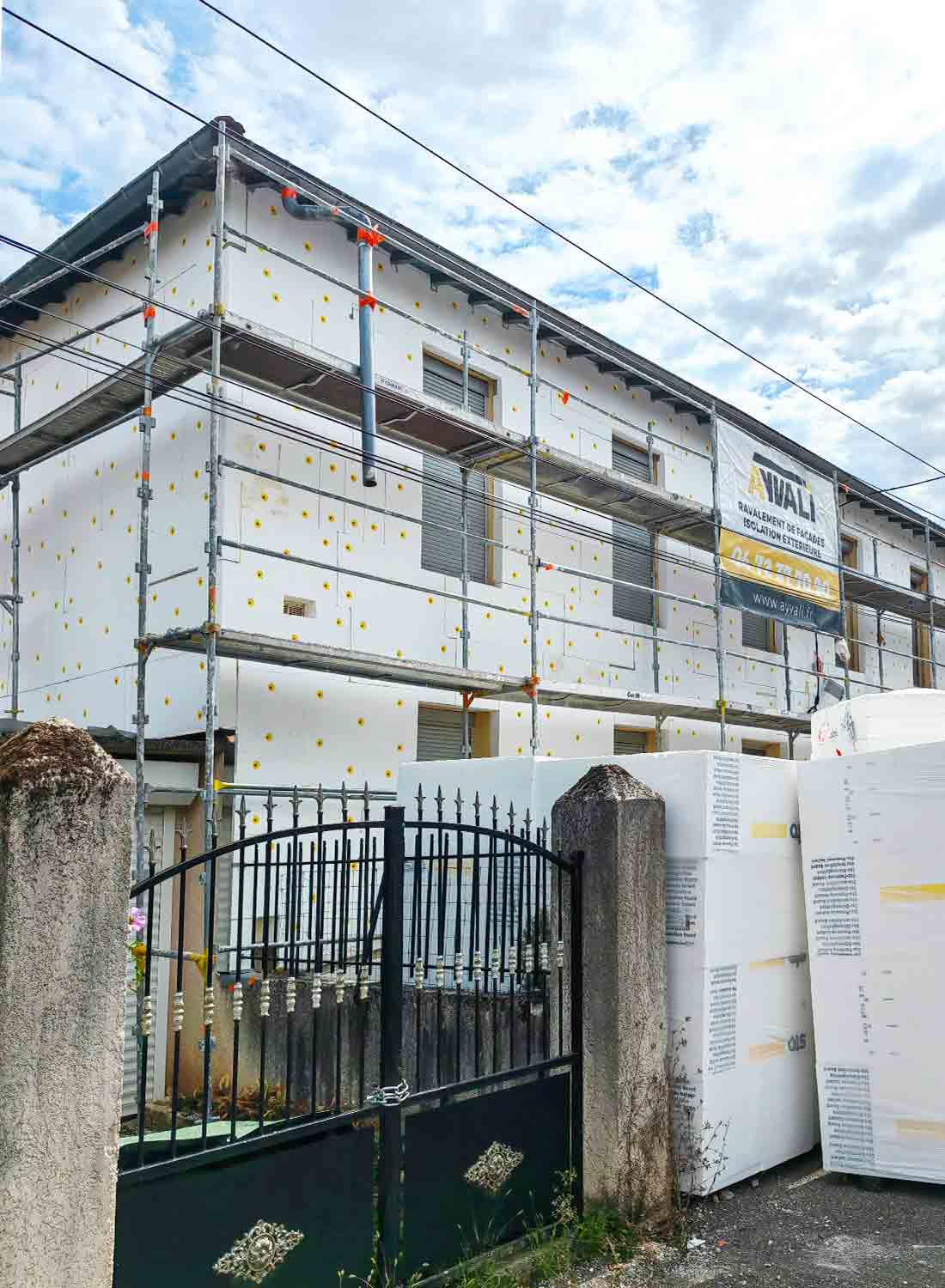 Maison pendant des travaux d'isolation extérieure à Décines-Charpieu