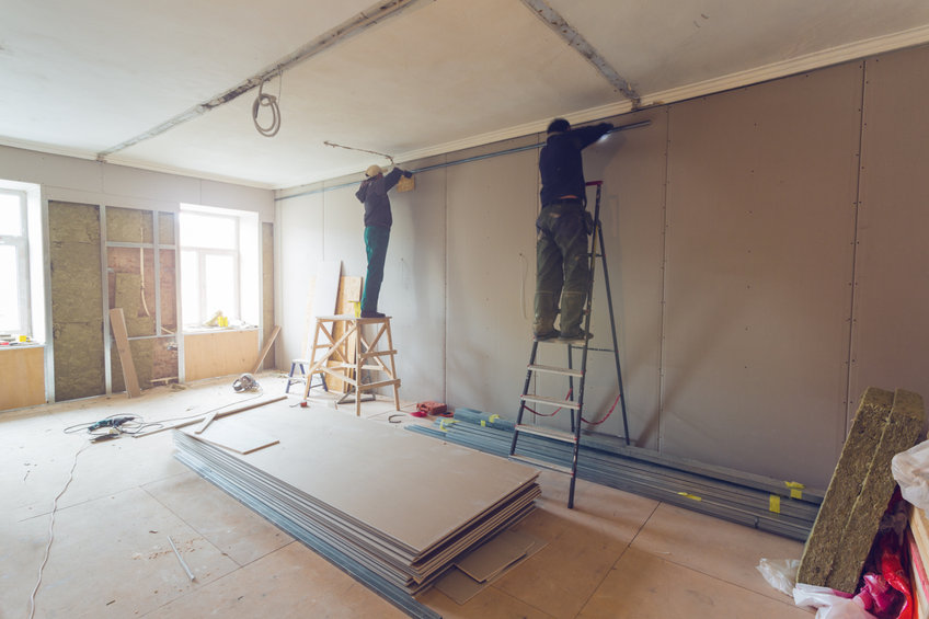 Workers are installing plasterboard (drywall) for gypsum walls in apartment is under construction, remodeling, renovation, extension, restoration and reconstruction. Rénovation intérieur